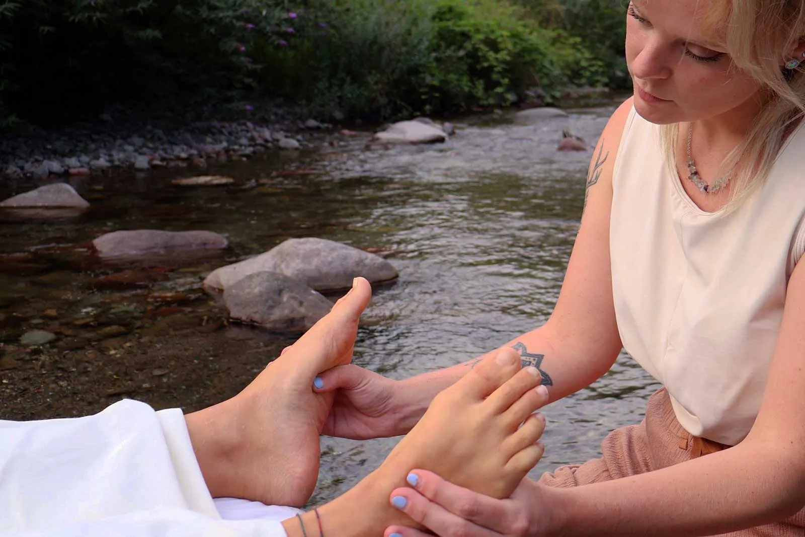 Piedi immersi nell’acqua durante un momento di ascolto corporeo